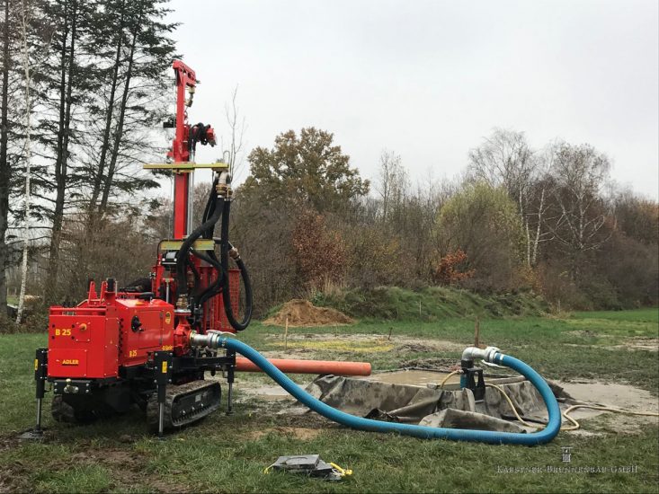 Brunnenbohrung mit moderner Bohranlage auf Baustelle